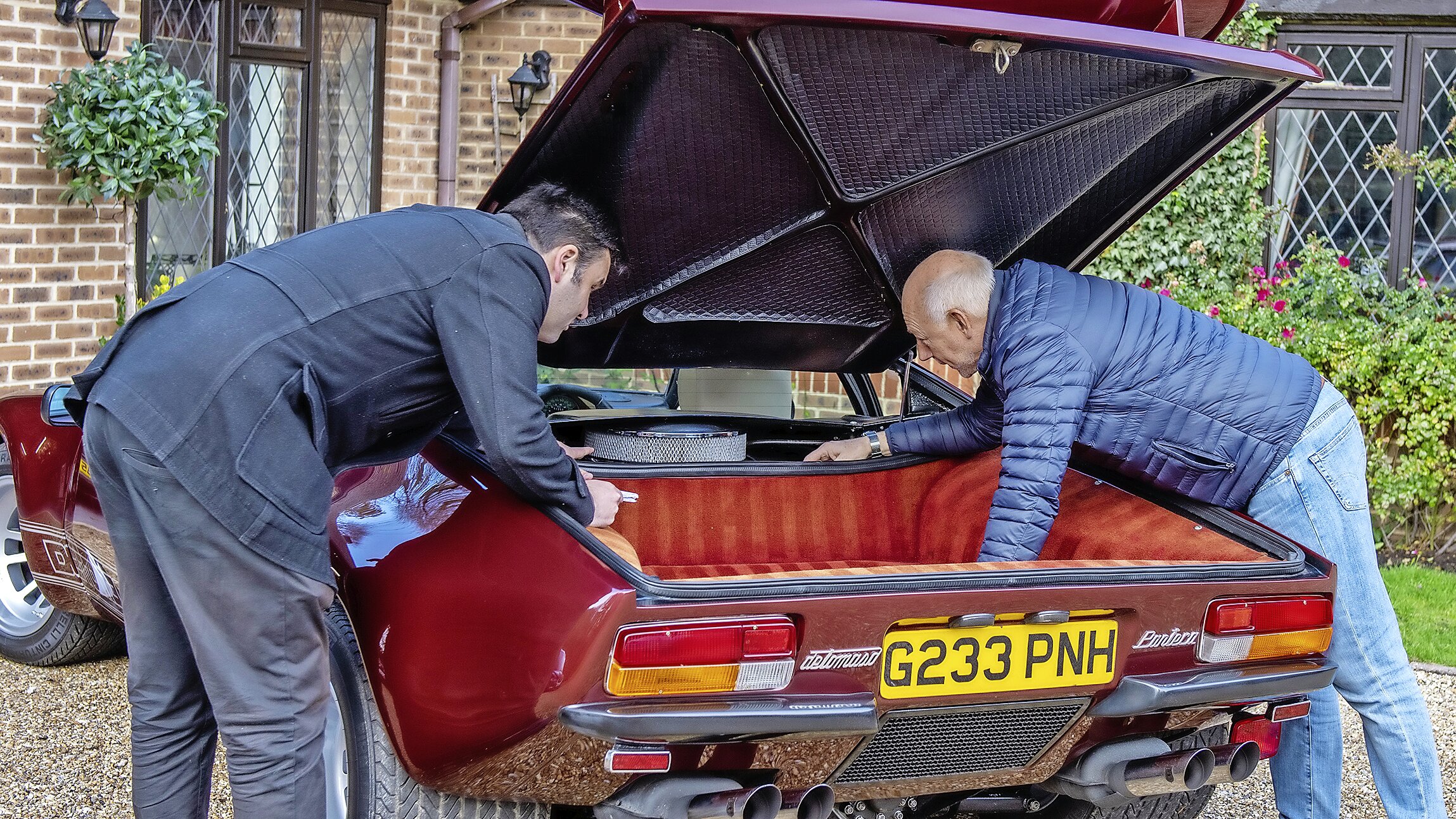 Looking inside the trunk of the De Tomaso Pantera GT5S