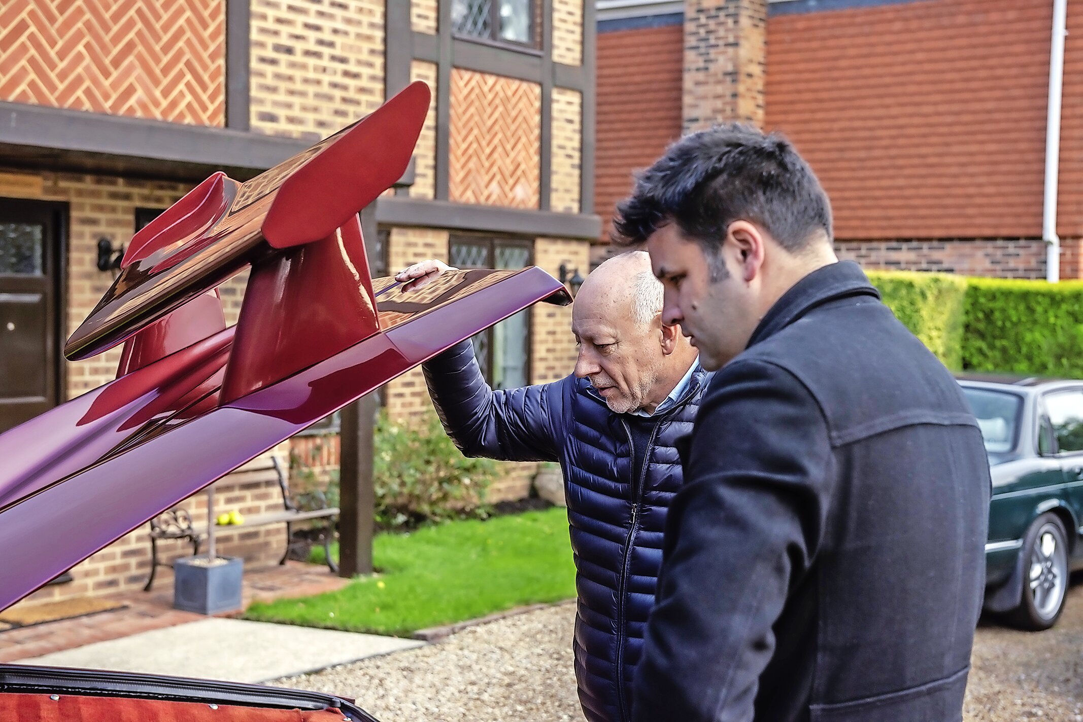 Opening the trunk of the De Tomaso Pantera GT5S