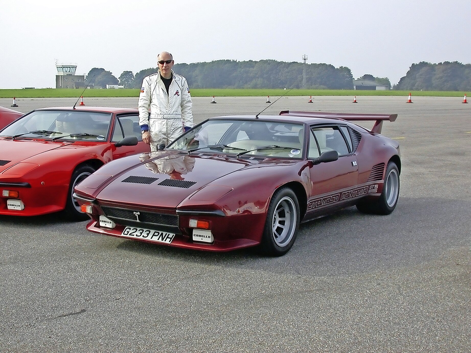 Man standing by the De Tomaso Pantera GT5S