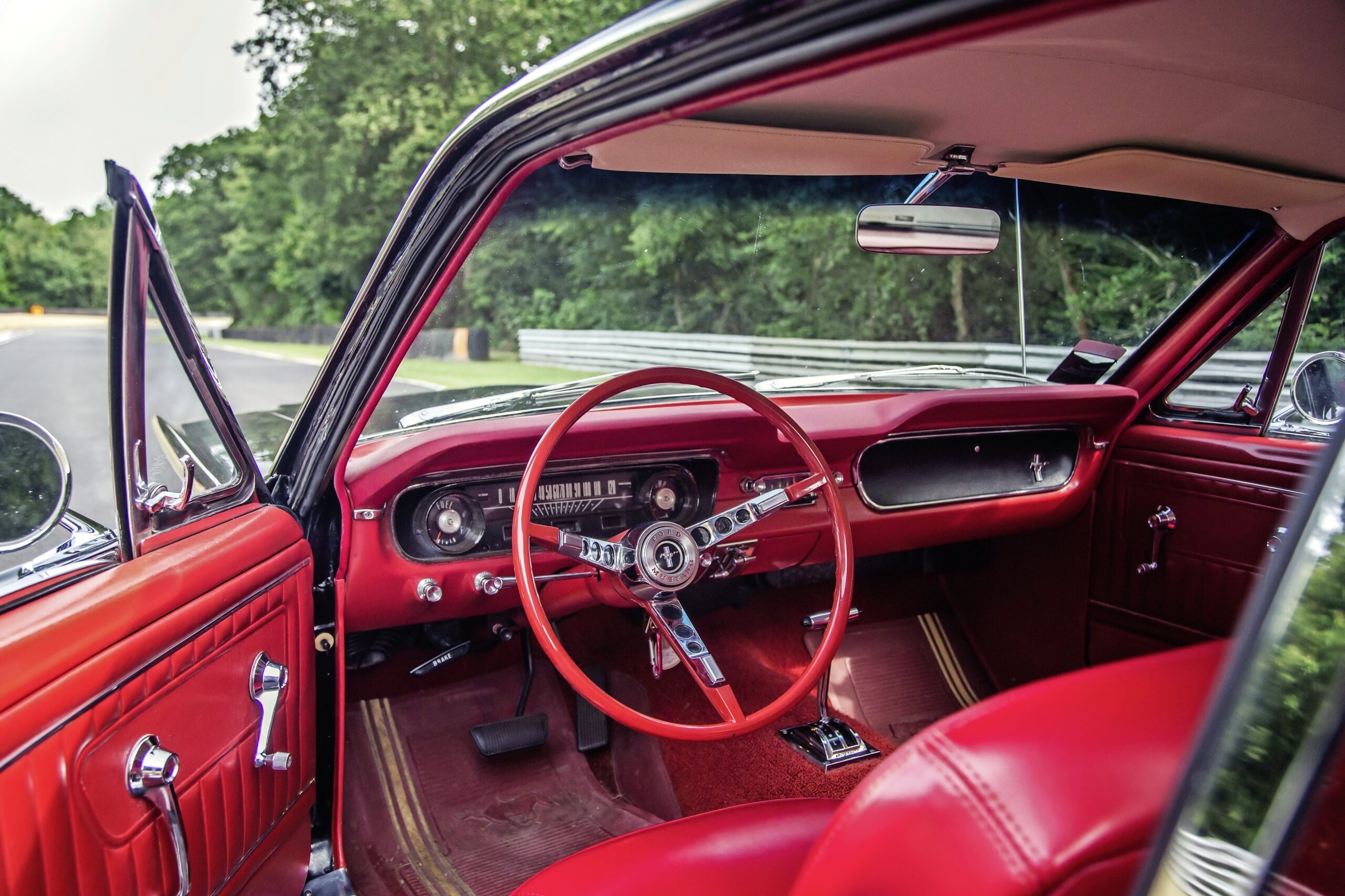 Steering wheel of the FORD MUSTANG