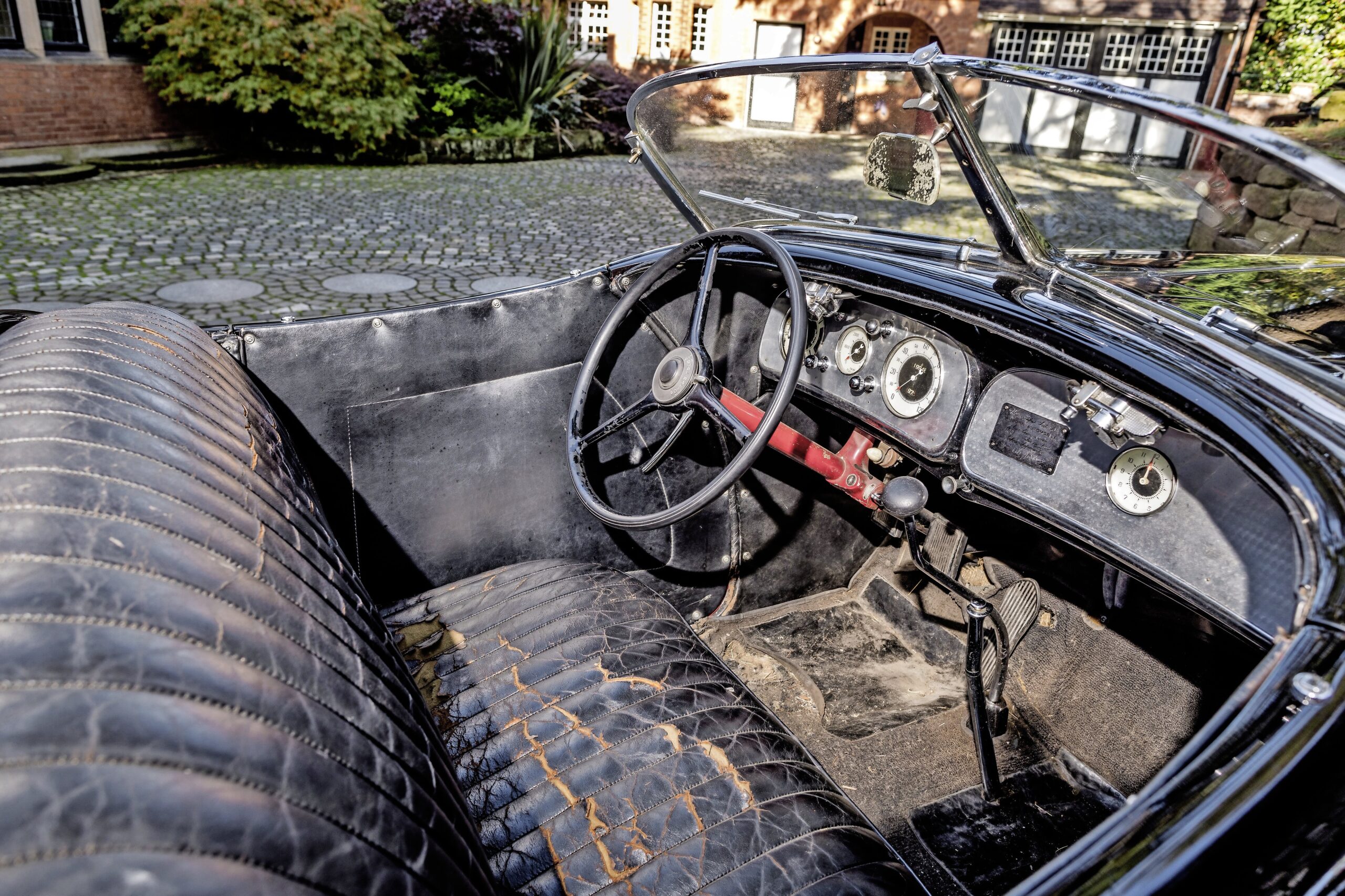 Auburn 851 Speedster front seat