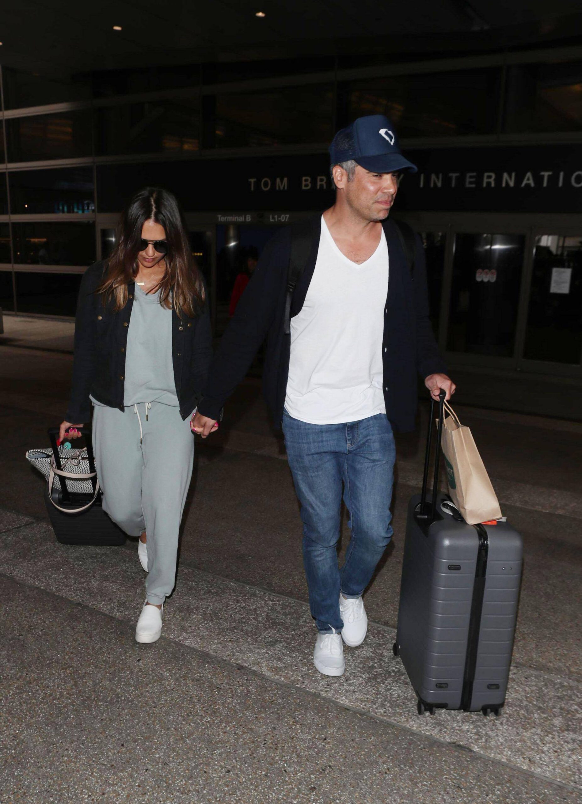 Casually-dressed Jessica Alba and Cash Warren hold hands as they arrive at LAX Airport 175141, Casually-dressed Jessica