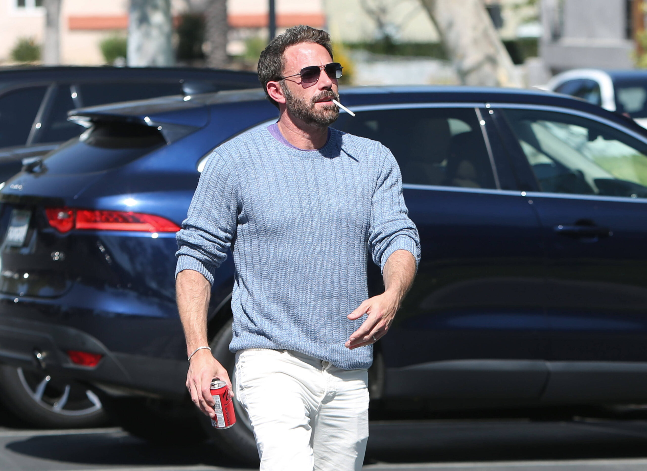 Entertainment Themen der Woche KW40 Ben Affleck has a cigarette and Coca Cola while spotted out in Los Angeles Featurin Pamela Anderson
