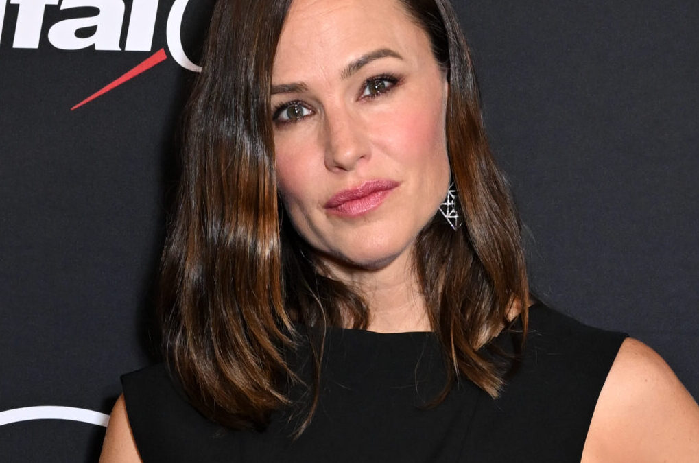 Jen Garner’s getting married this summer – and guess who’s NOT invited?