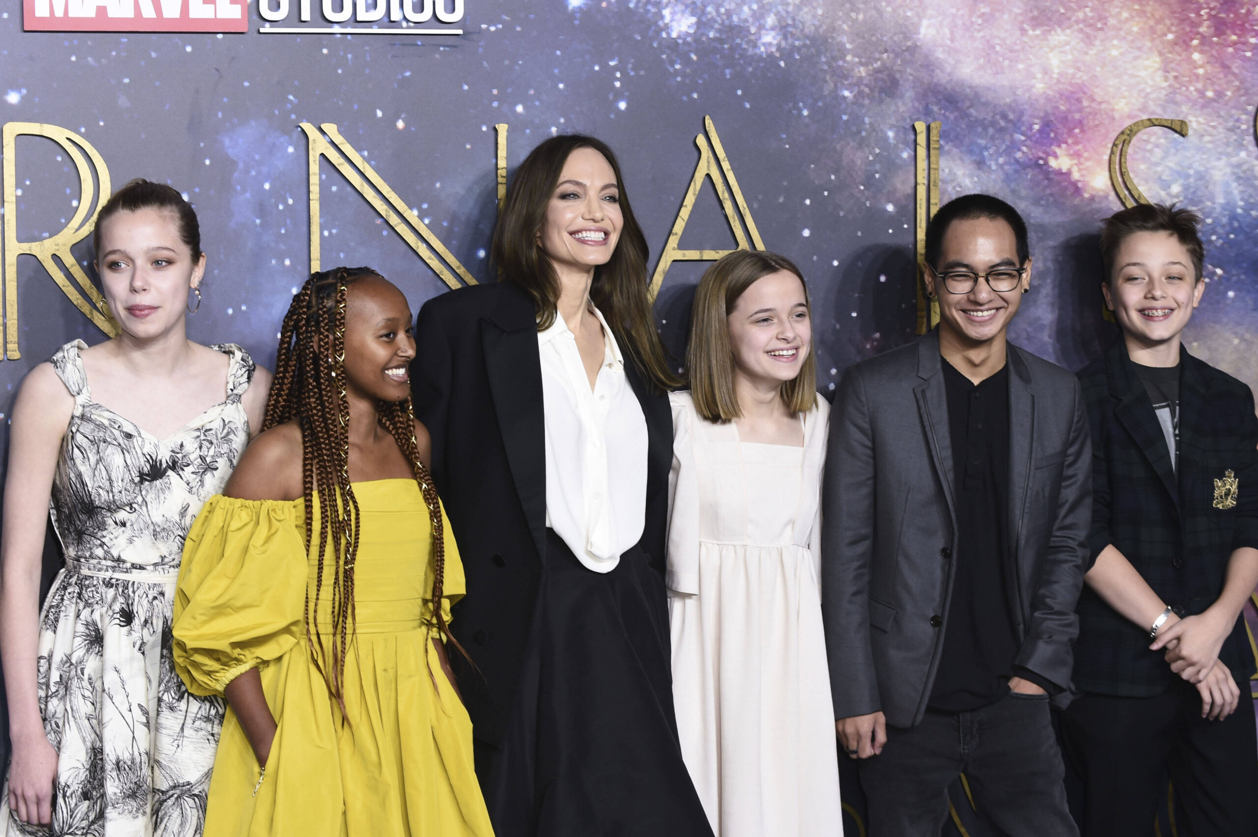 Angelina Jolie mit Kindern Shiloh Jolie-Pitt, Zahara Jolie-Pitt, Vivienne Jolie-Pitt, Maddox Jolie-Pitt und Knox Jolie- Pamela Anderson