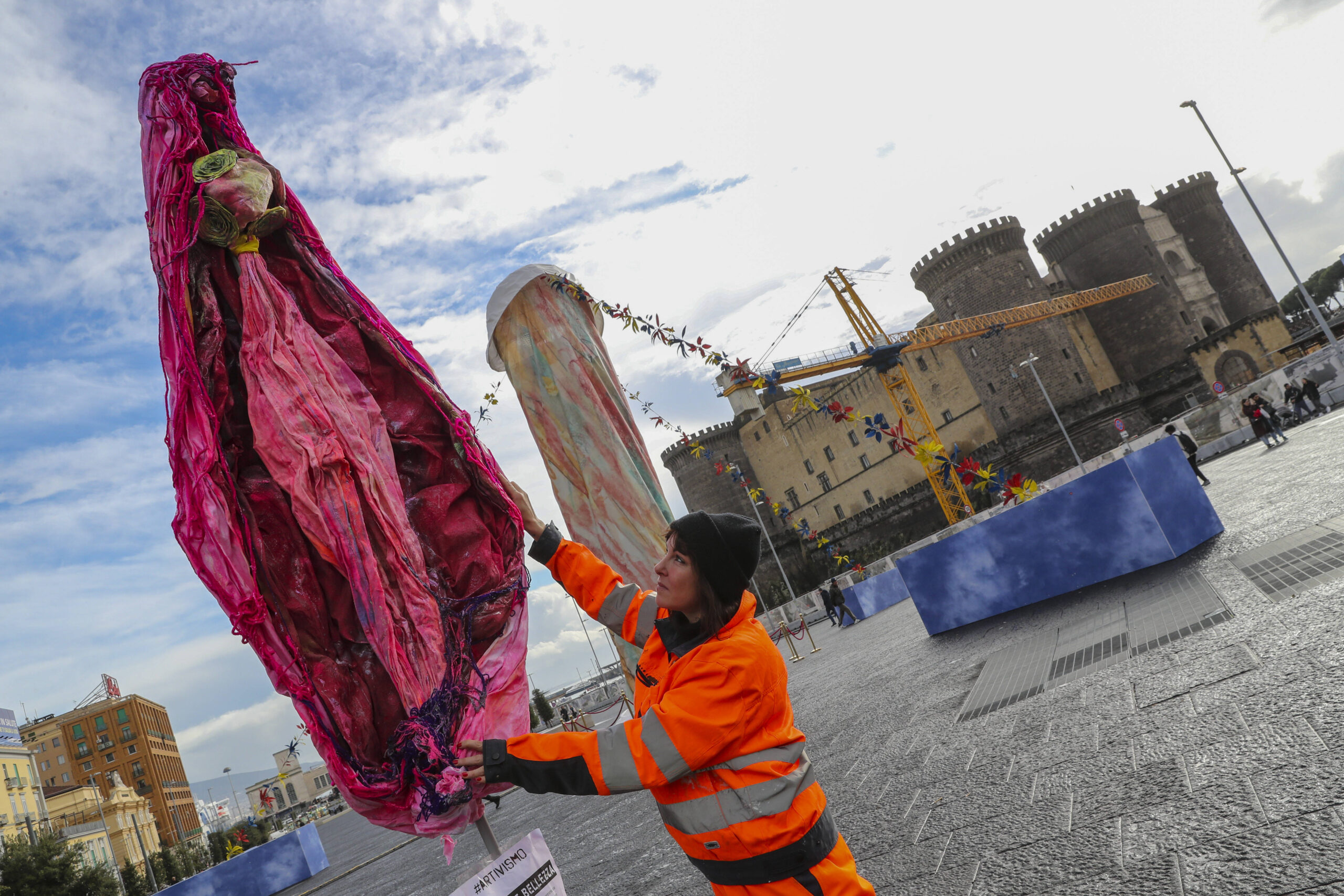 The provocation of the Milanese activist and artist Cristina Donati Meyer, who, in Piazza Municipio, in Naples, exhibited, this morning, one of her works entitled La Pamela Anderson in Baywatch