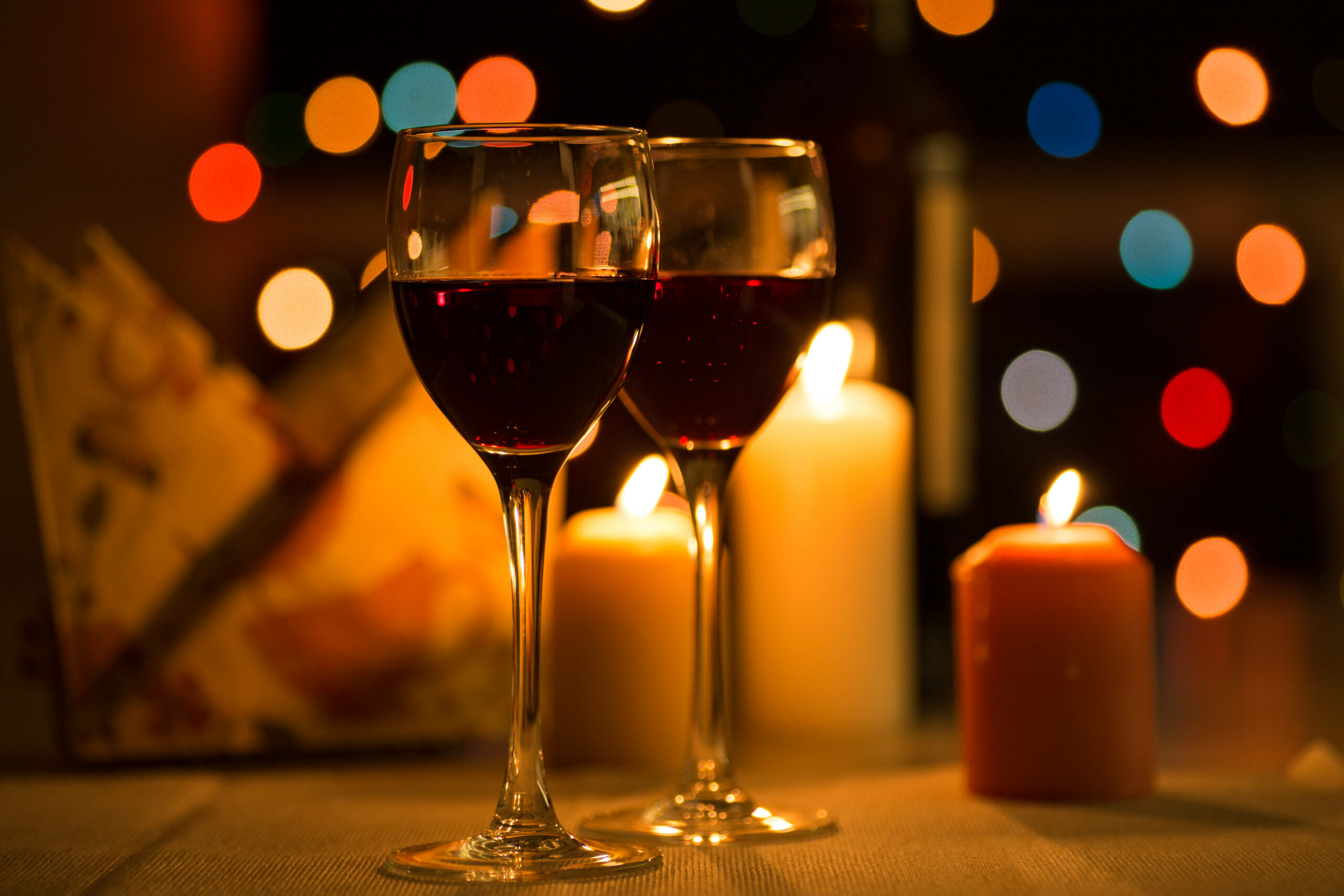 RECORD DATE NOT STATED Romantic dinner in restaurant with candles and wine , 40641674.jpg, wine, red, glass, dinner, bac
