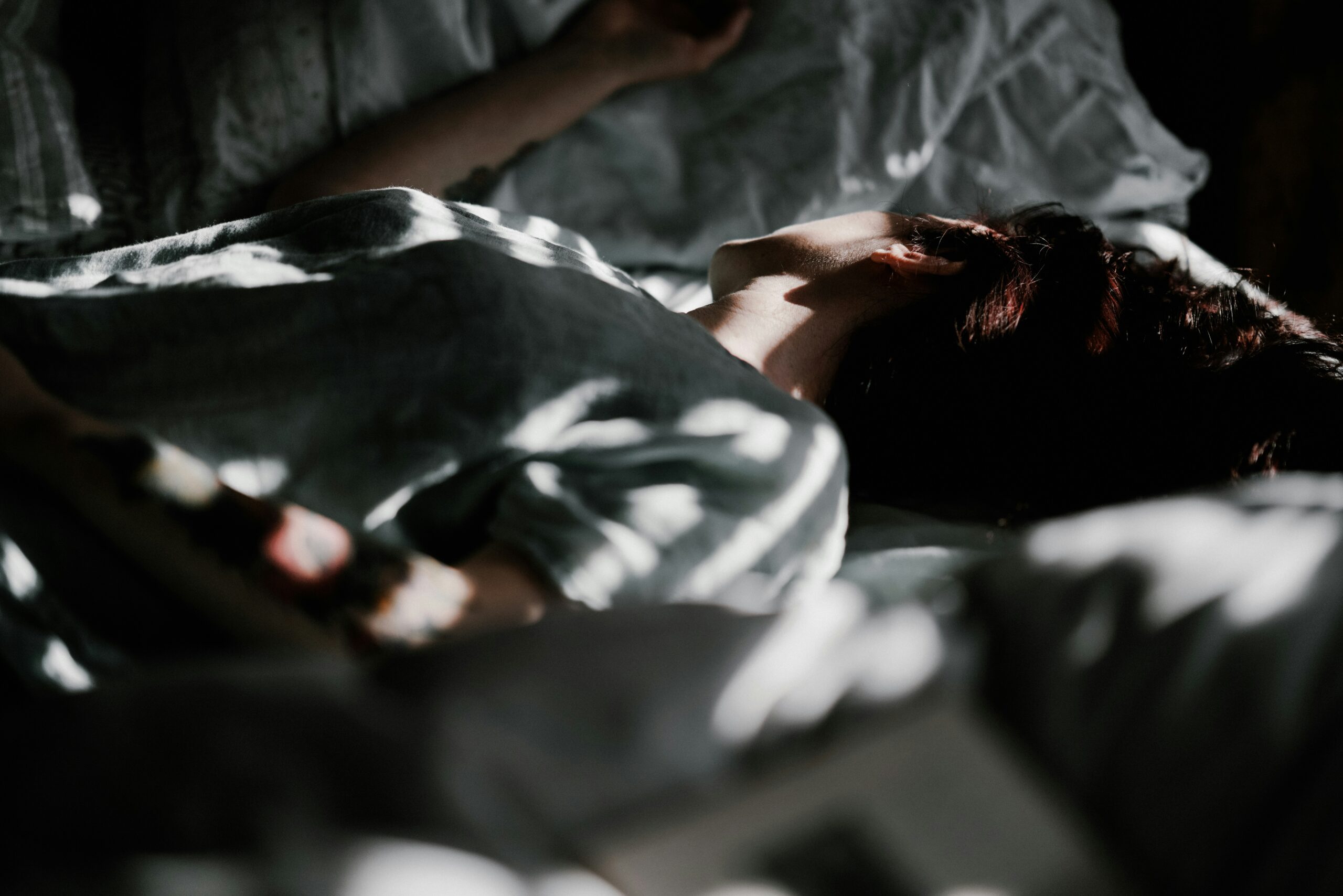 annie-spratt-MtBsjmC4RT0-unsplash Woman in bed