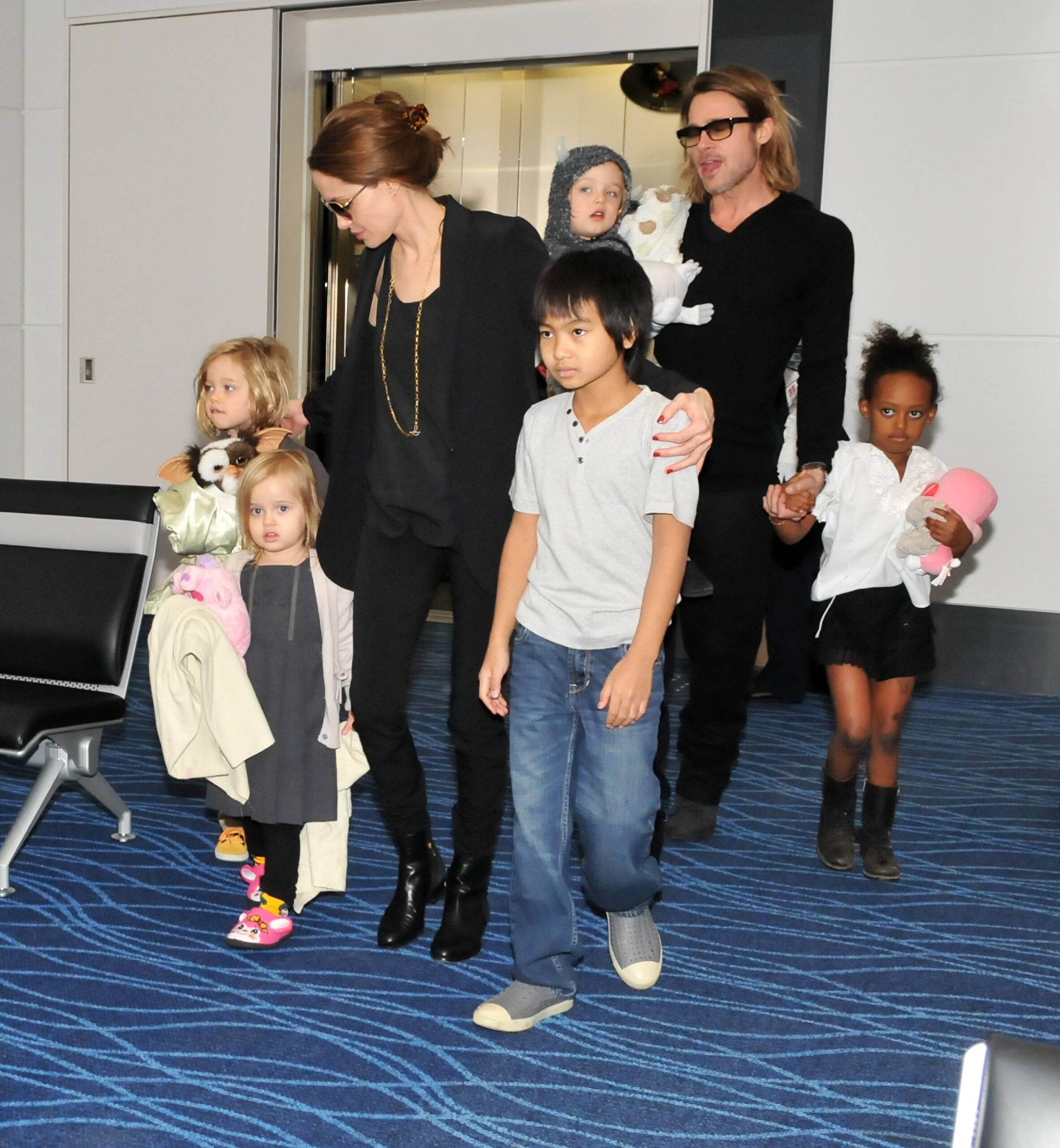 Angelina Jolie mit ihren Kindern Shiloh Nouvel Vivienne Marcheline Maddox Chivan und Brad Pitt mi Jennifer Aniston