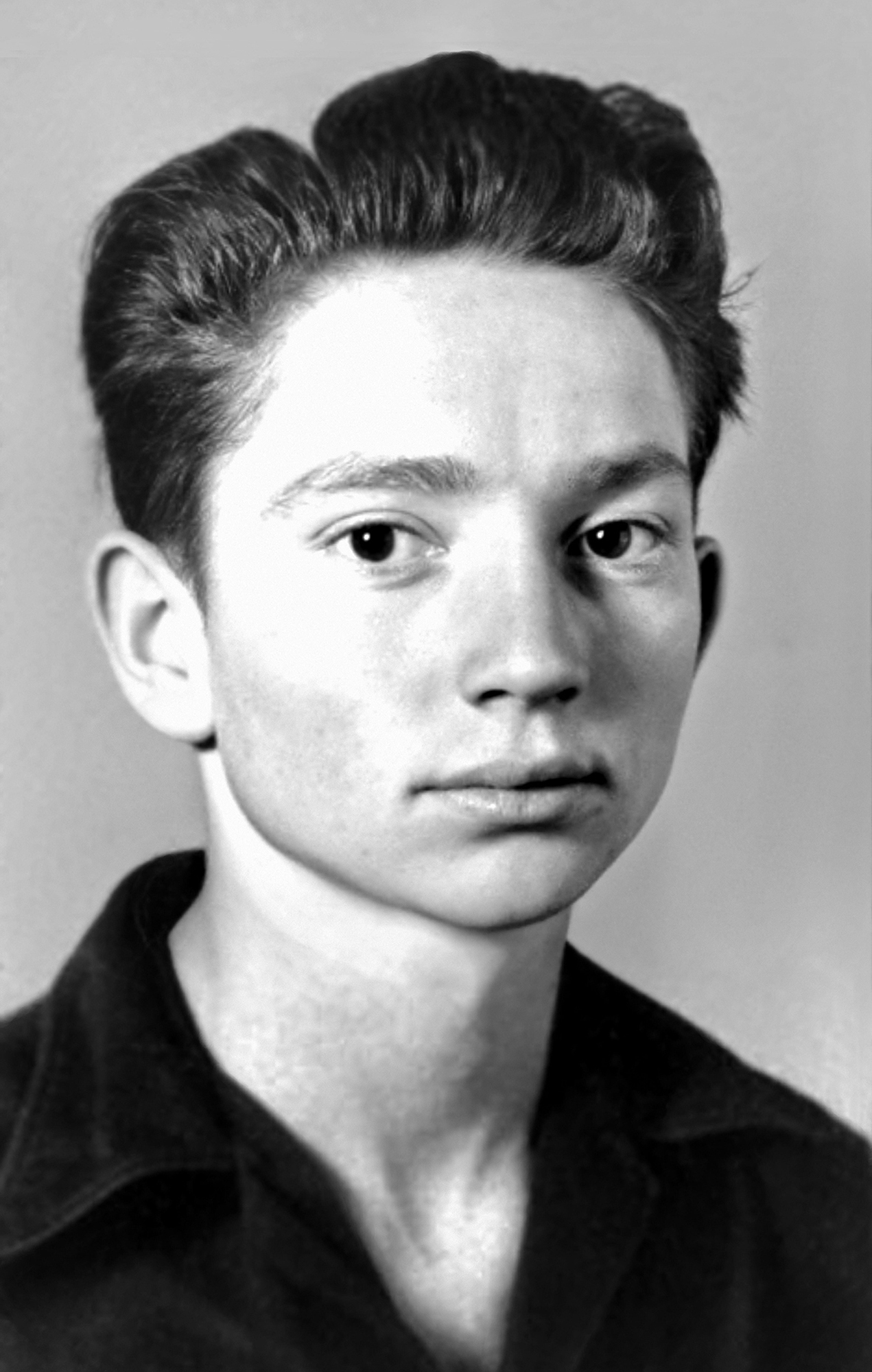 1950 , Hibbing , Minnesota , USA: The celebrated american Country Pop singer and composer WILLIE NELSON ( born 29 april 1933 ) when was a young boy aged 17 . Unknown photographer. - HISTORY - FOTO STORICHE - PORTRAIT - RITRATTO - TEENAGER - ADOLESCENTE -