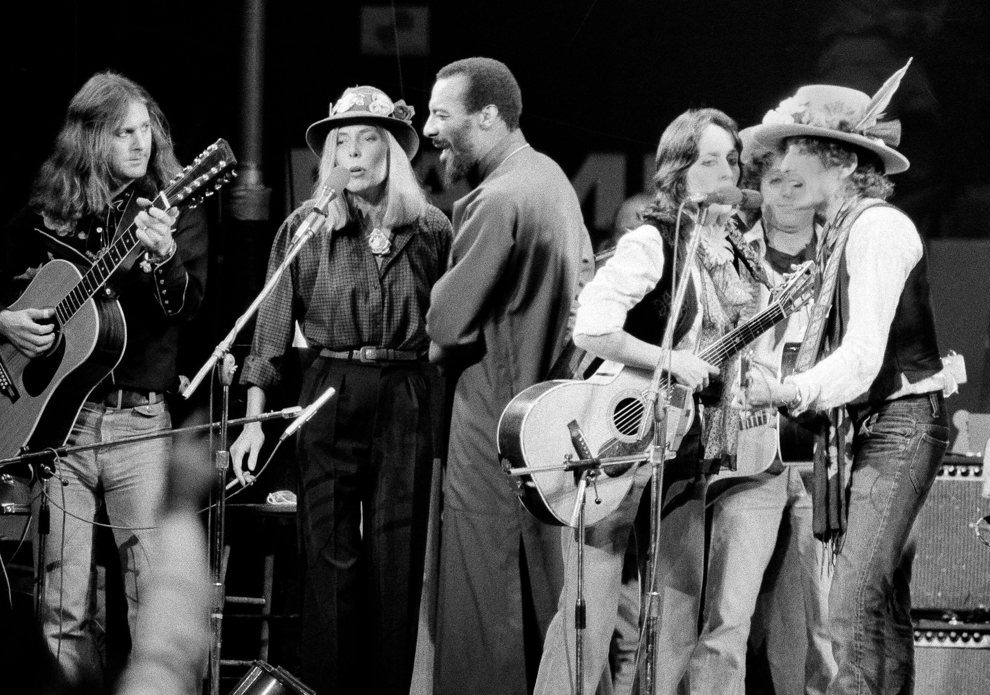 Musicians Roger McGuinn, Joni Mitchell, Richi Havens, Joan Baez and Bob Dylan perform the finale of the The Rolling Thunder Revue, a tour headed by Dylan, in Dec. 1975. (AP Photo)