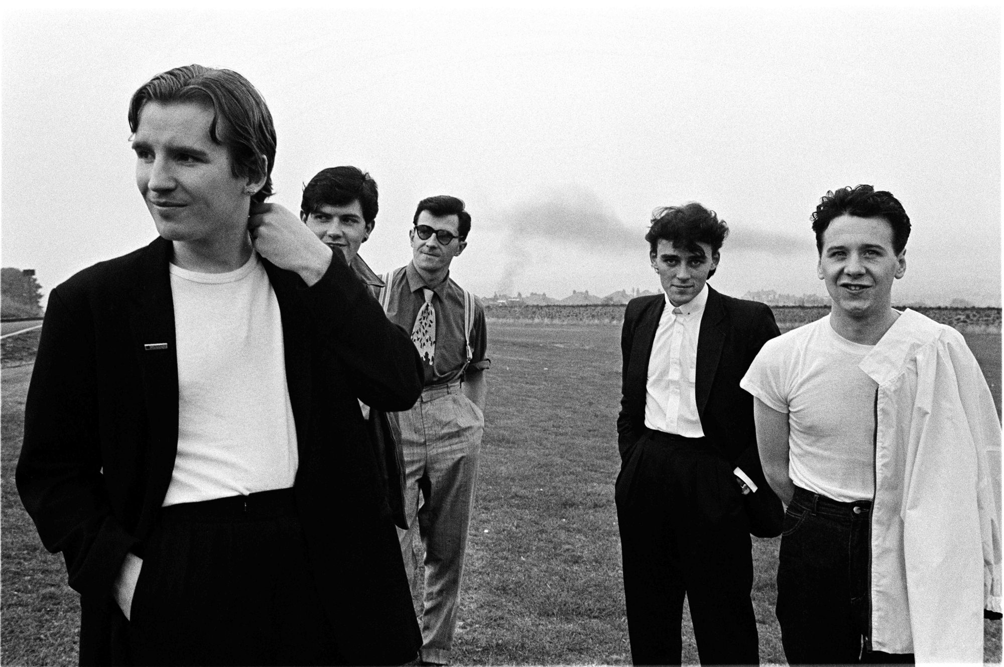 A group portrait of Simple Minds, near Edinburgh, Scotland, 27th August 1981. L-R Derek Forbes, Charlie Burchill, Kenny Hyslop, Mick MacNeil and Jim Kerr. (Photo by Virginia Turbett/Redferns)