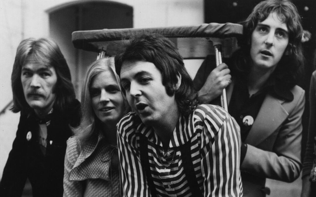 30th November 1972: Paul and Linda (1941 - 1998) McCartney with members of their pop group Wings