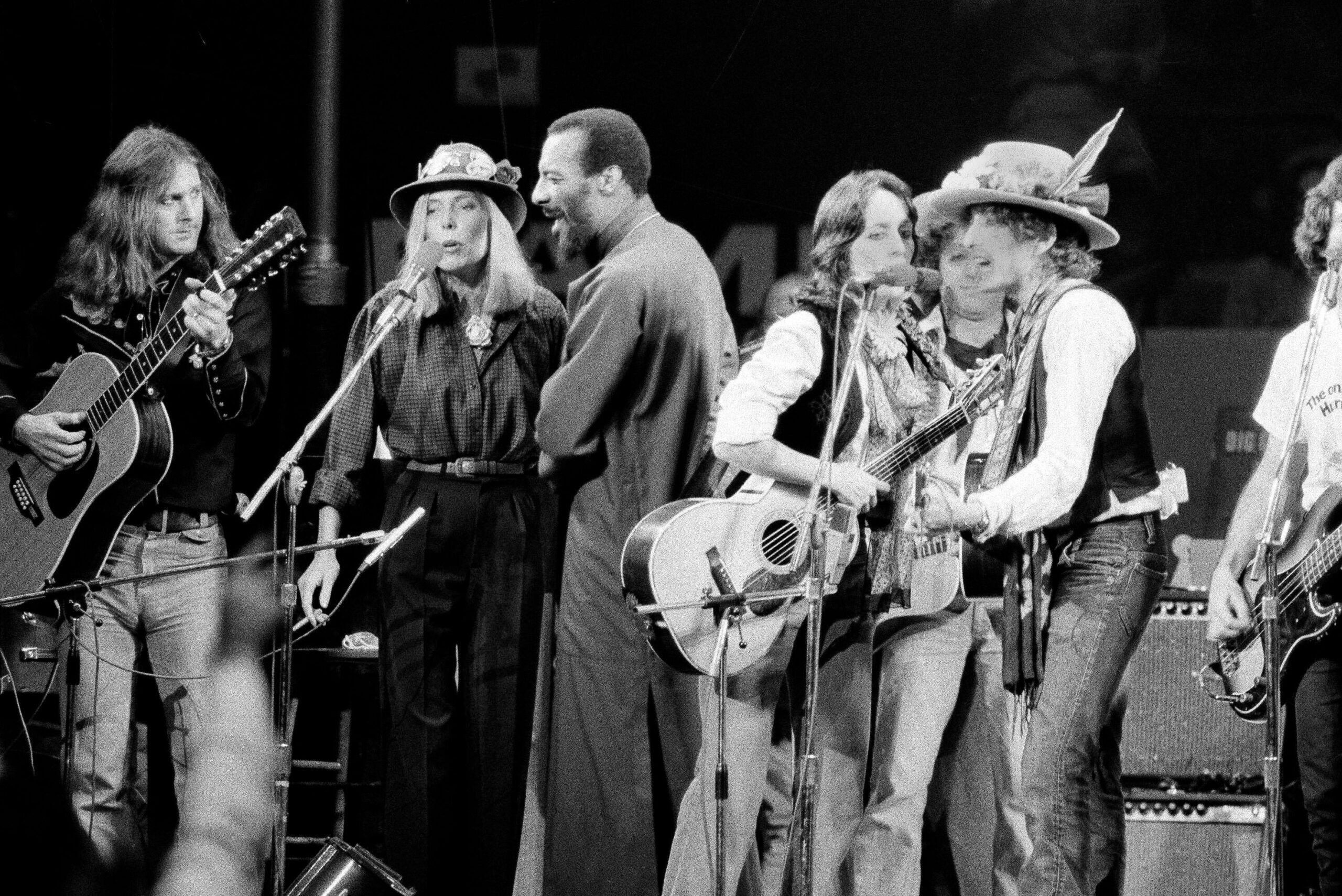 Roger McGuinn, Joni Mitchell, Richi Havens, Joan Baez and Bob Dylan perform the finale of the The Rolling Thunder Revue, a tour headed by Dylan, in Dec. 1975. 