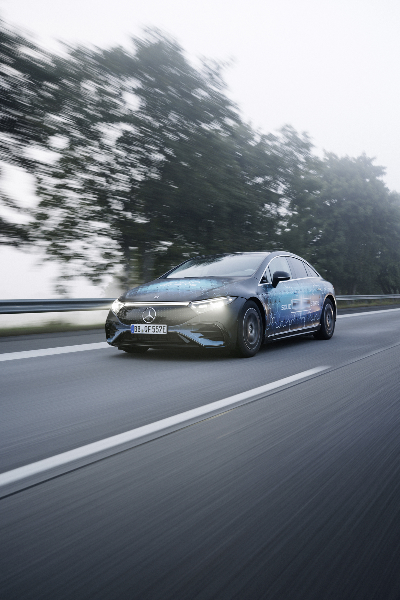 Langstrecken-Test erfolgreich bestanden: EQS mit Festkörperbatterie meistert 1.205 km mit einer einzigen Batterieladung</p>
<p>Long-distance test successfully completed: EQS with solid-state battery covers 1,205 km on a single charge