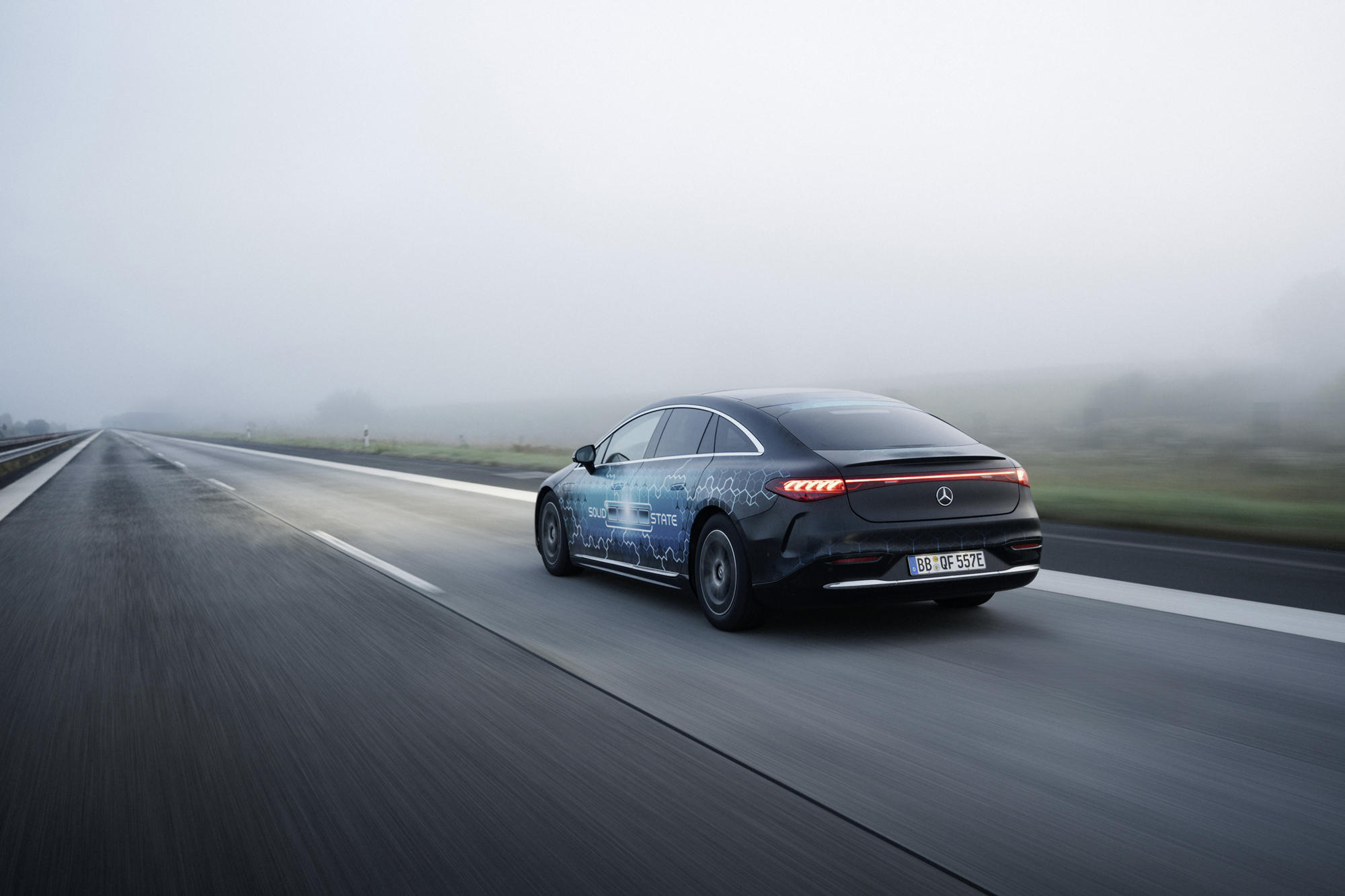 Langstrecken-Test erfolgreich bestanden: EQS mit Festkörperbatterie meistert 1.205 km mit einer einzigen Batterieladung</p>
<p>Long-distance test successfully completed: EQS with solid-state battery covers 1,205 km on a single charge