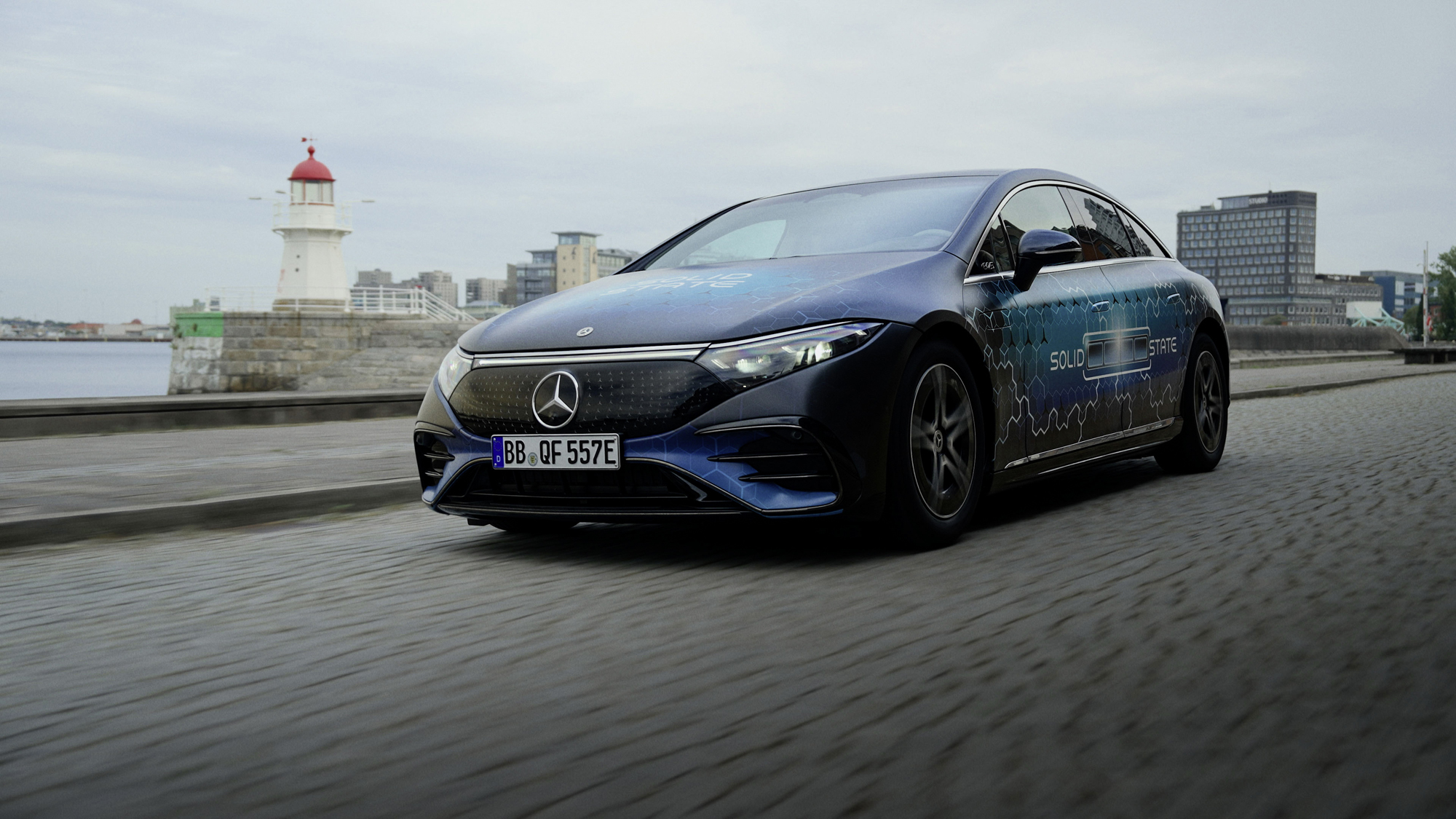 Langstrecken-Test erfolgreich bestanden: EQS mit Festkörperbatterie meistert 1.205 km mit einer einzigen BatterieladungLong-distance test successfully completed: EQS with solid-state battery covers 1,205 km on a single charge